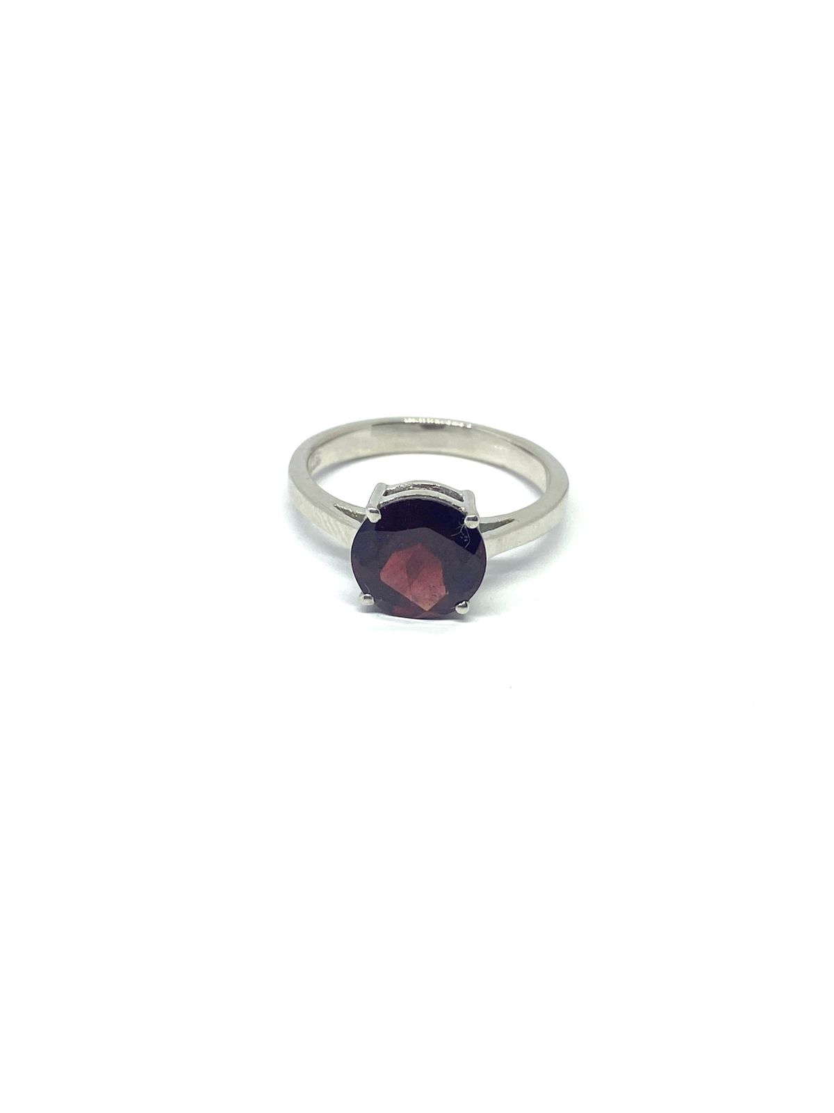 Elegant Ring with Deep Red Garnet Gemstone